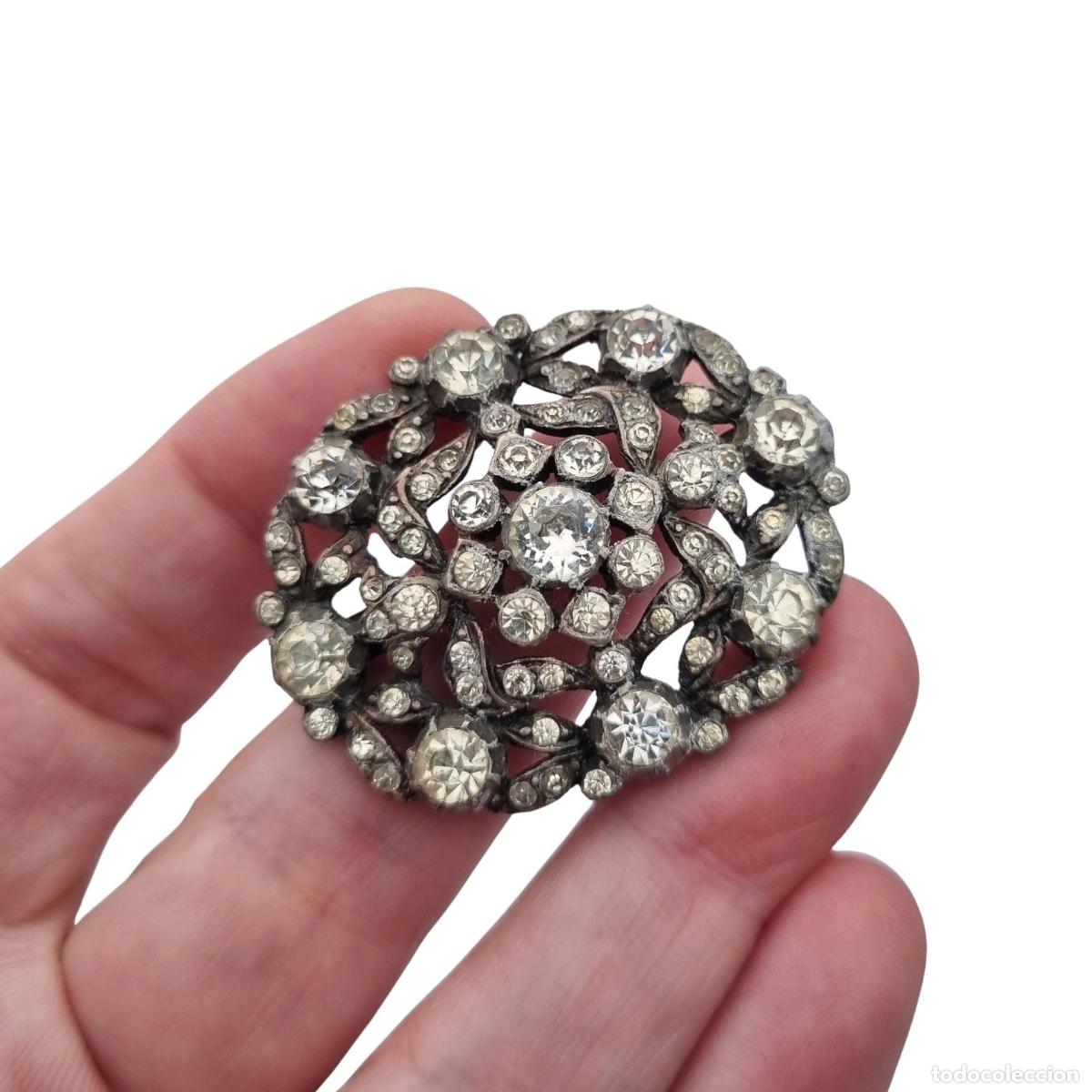 Joyeria: Broche vintage Art D&eacute;co de bisuter&iacute;a con pedrer&iacute;a y decoraci&oacute;n floral, estilo Hollywood, Europa, ca.