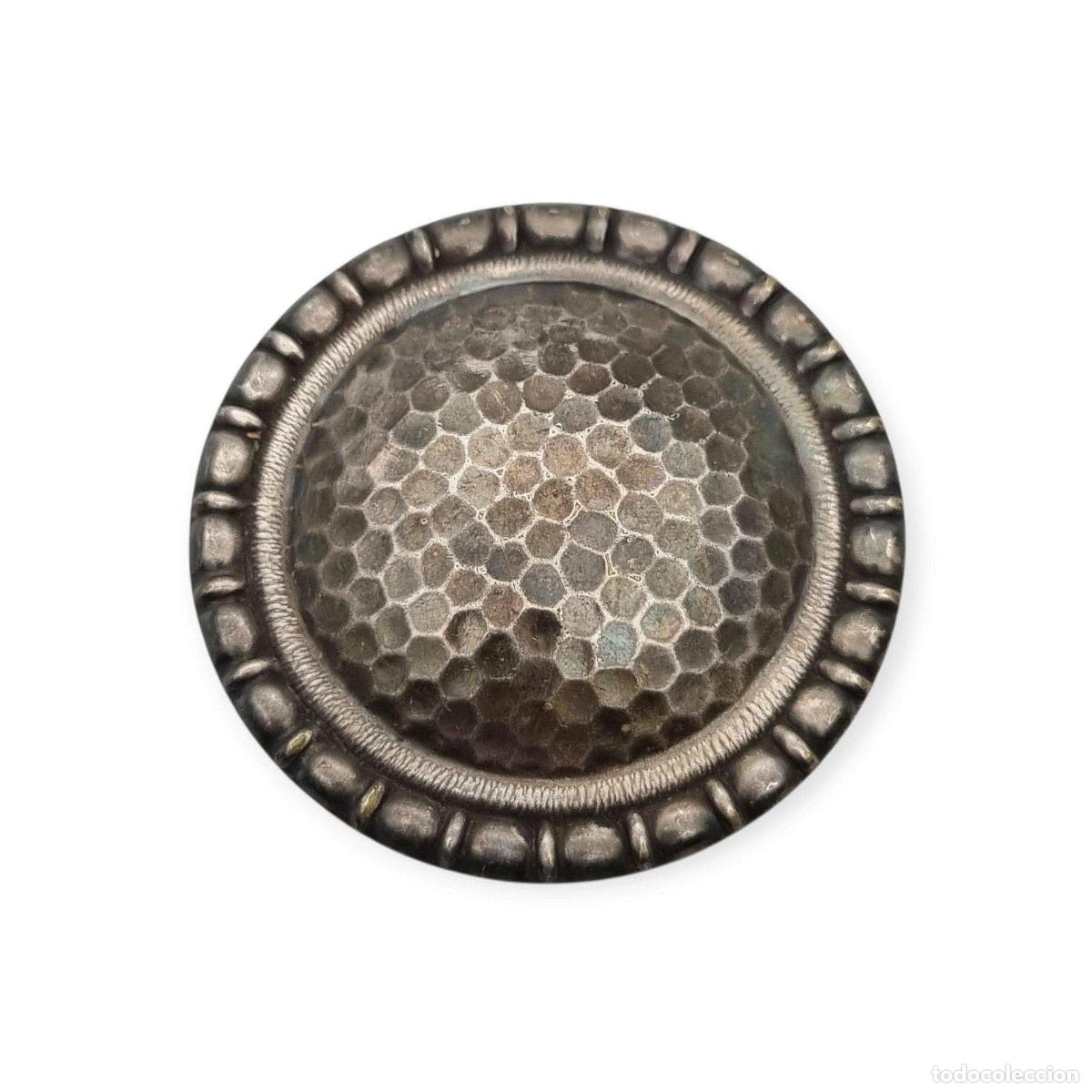 Joyeria: Broche vintage brutalista de metal con relieve alveolado, Europa, ca. 1970
