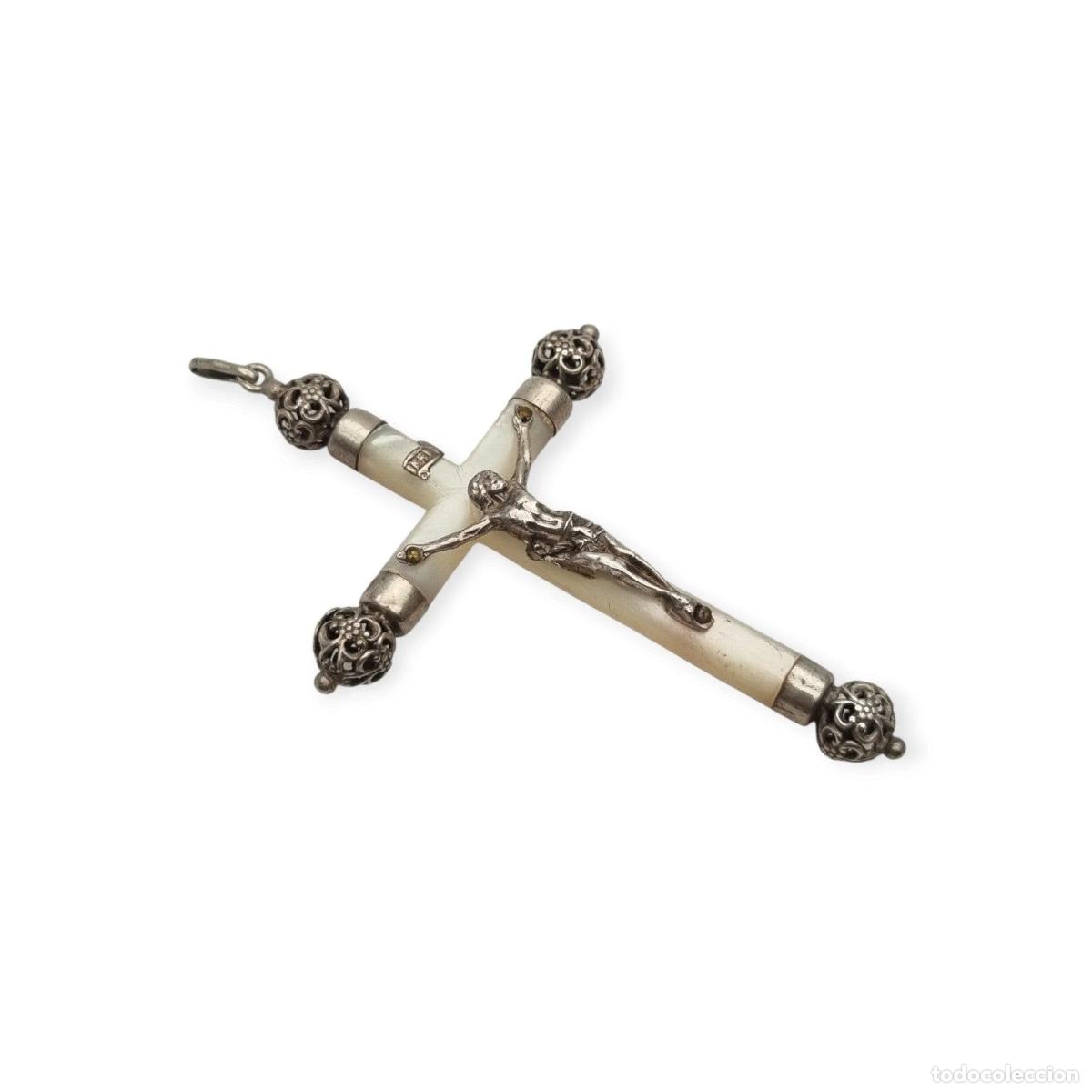 Joyeria: Crucifijo colgante antiguo de plata y n&aacute;car, remates calados de inspiraci&oacute;n neog&oacute;tica, Europa, ca. 1