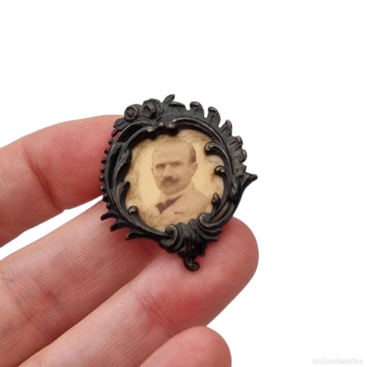 Joyeria: Broche antiguo Art Nouveau de joyer&iacute;a sentimental y de luto con retrato fotogr&aacute;fico, Europa, ca. 190