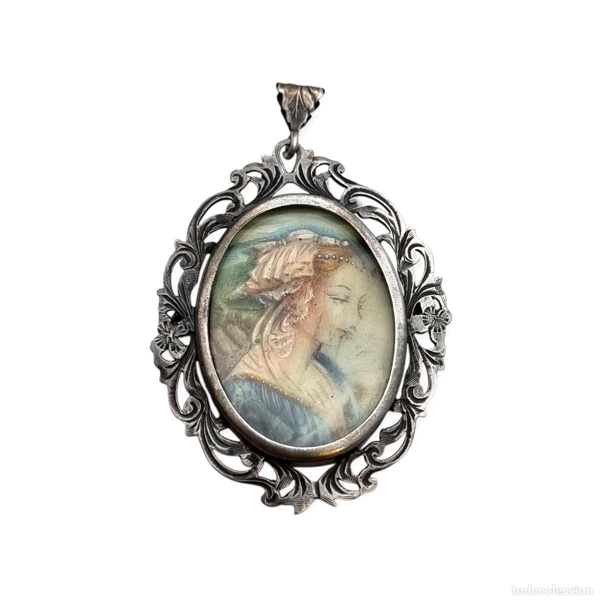 Joyeria: Broche colgante Art Nouveau de plata 800 con miniatura de dama y marco floral, Europa, ca. 1900&ndash;1930