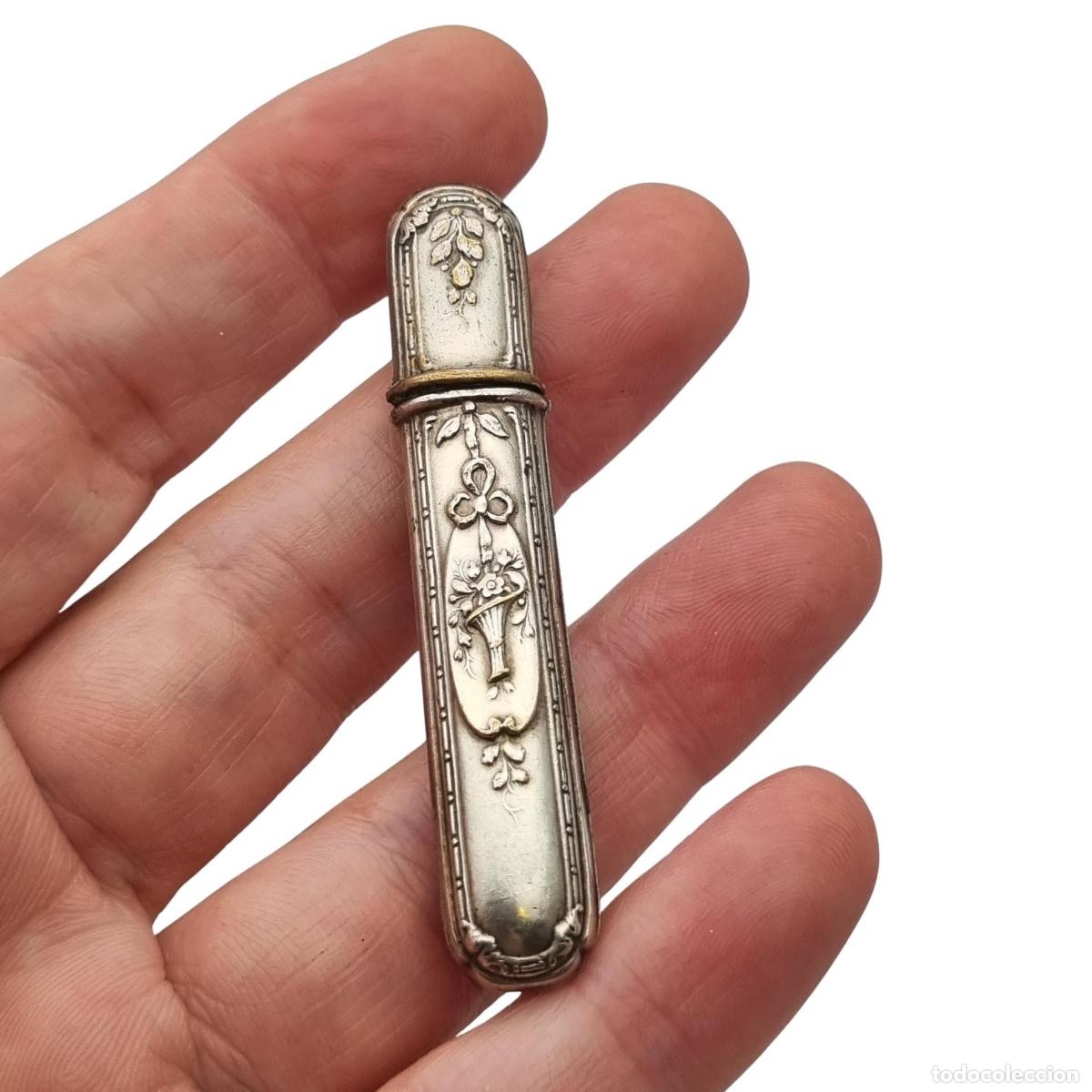 Joyeria: Portaagujas antiguo de metal, decoraci&oacute;n floral de revival Luis XVI, ca. 1900&ndash;1930