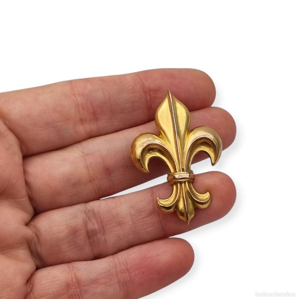 Joyeria: Broche vintage franc&eacute;s de metal dorado con flor de lis her&aacute;ldica, ca. 1930&ndash;1940