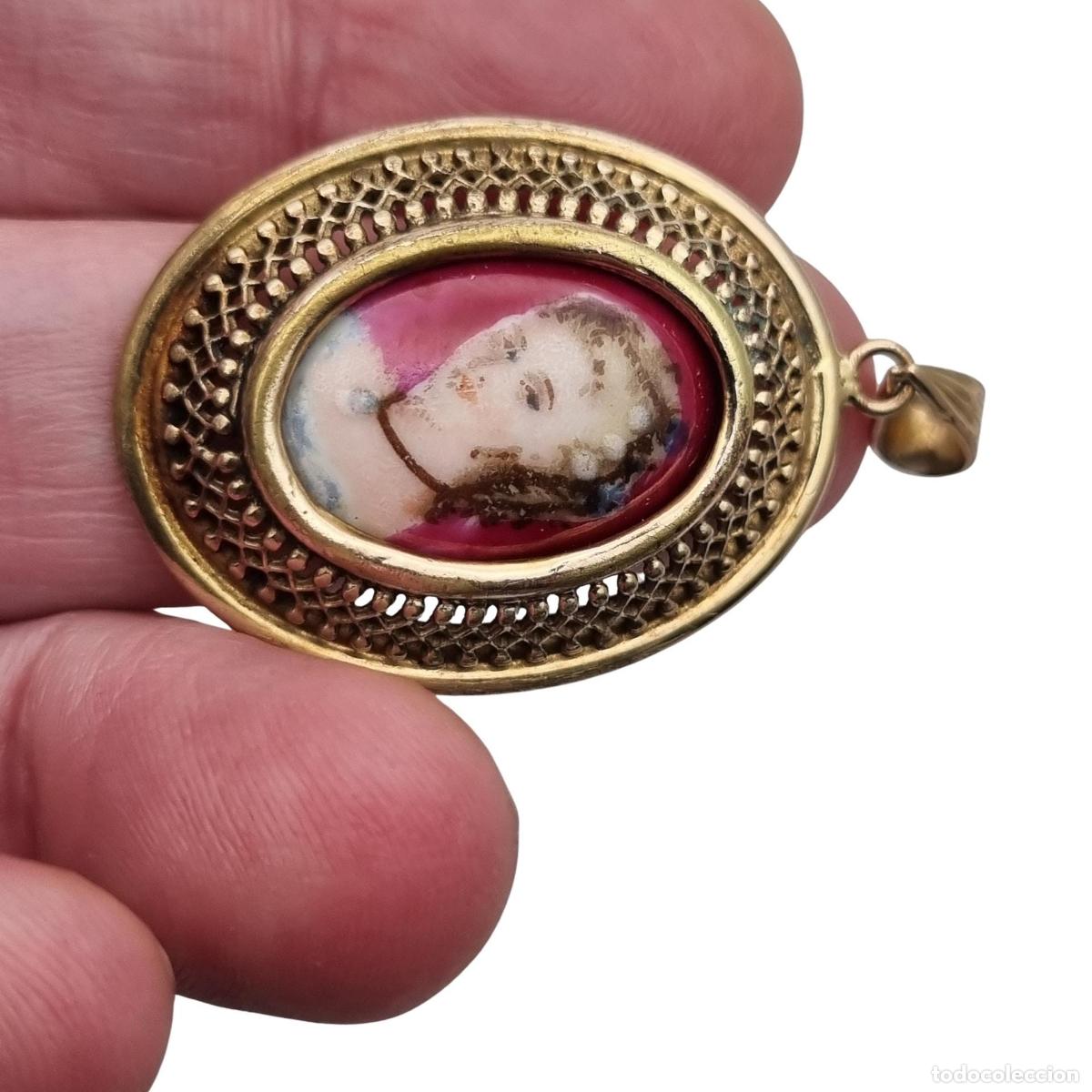 Joyeria: Colgante calado dorado vintage con porcelana Limoges con retrato femenino Francia, ca. 1950&ndash;1960