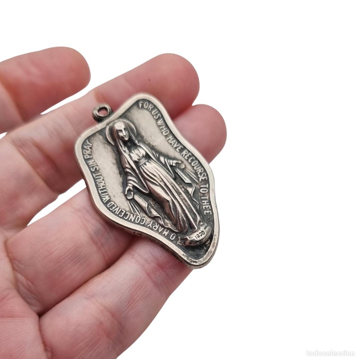Joyeria: Medalla religiosa vintage Virgen Milagrosa de metal plateado, Italia, ca. 1960&ndash;1970