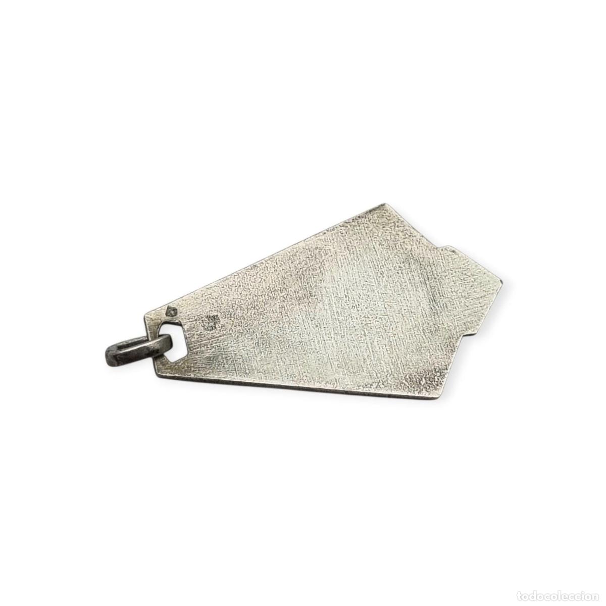 Joyeria: Medalla francesa vintage Max Francy con acorde&oacute;n, metal plateado, art d&eacute;co tard&iacute;o, ca. 1930&ndash;1950
