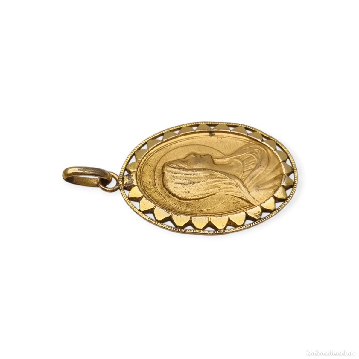 Joyeria: Medalla religiosa vintage de la Virgen Mar&iacute;a en metal dorado con orla calada, Espa&ntilde;a, ca. 1940&ndash;1960