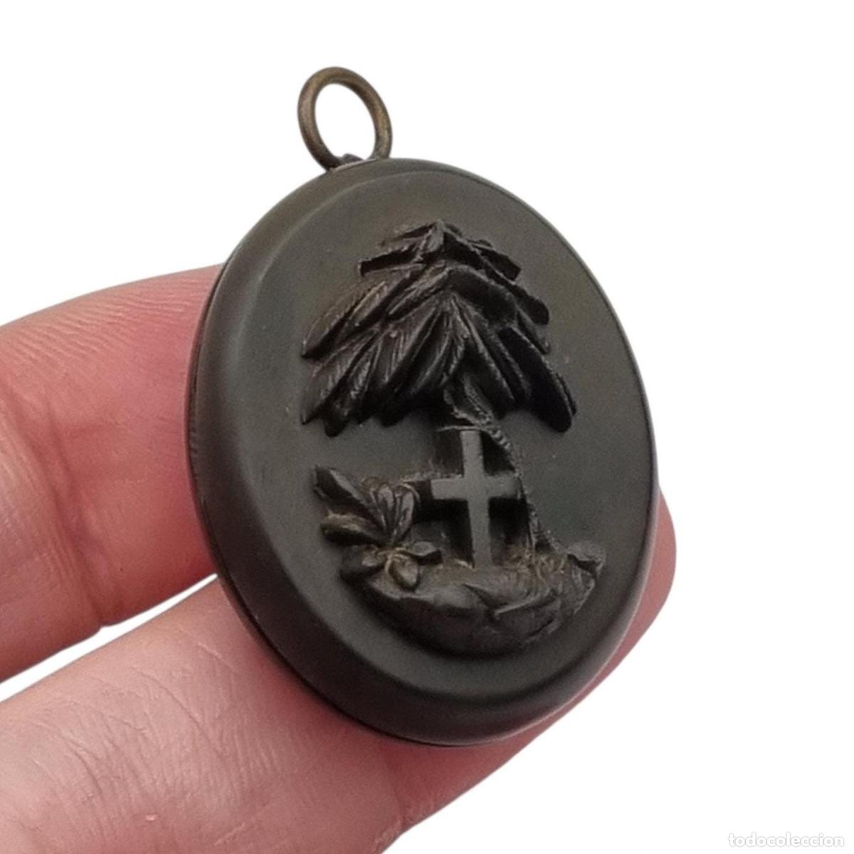Joyeria: Guardapelo victoriano de luto en vulcanita con cruz y sauce llor&oacute;n, joyer&iacute;a sentimental, ca. 1890&ndash;19