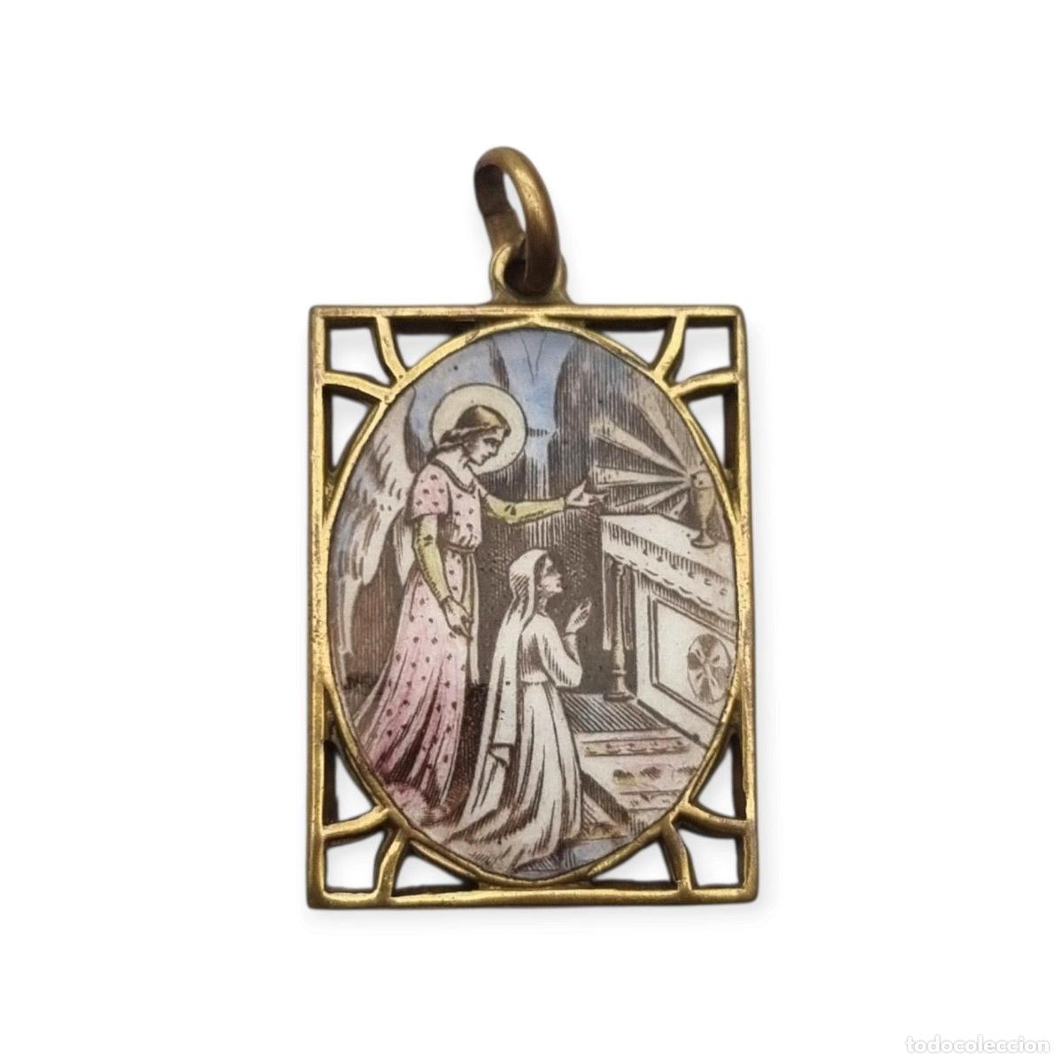 Joyeria: Medalla religiosa antigua esmaltada con &Aacute;ngel de la Guarda, estilo Art D&eacute;co, circa 1920-1930
