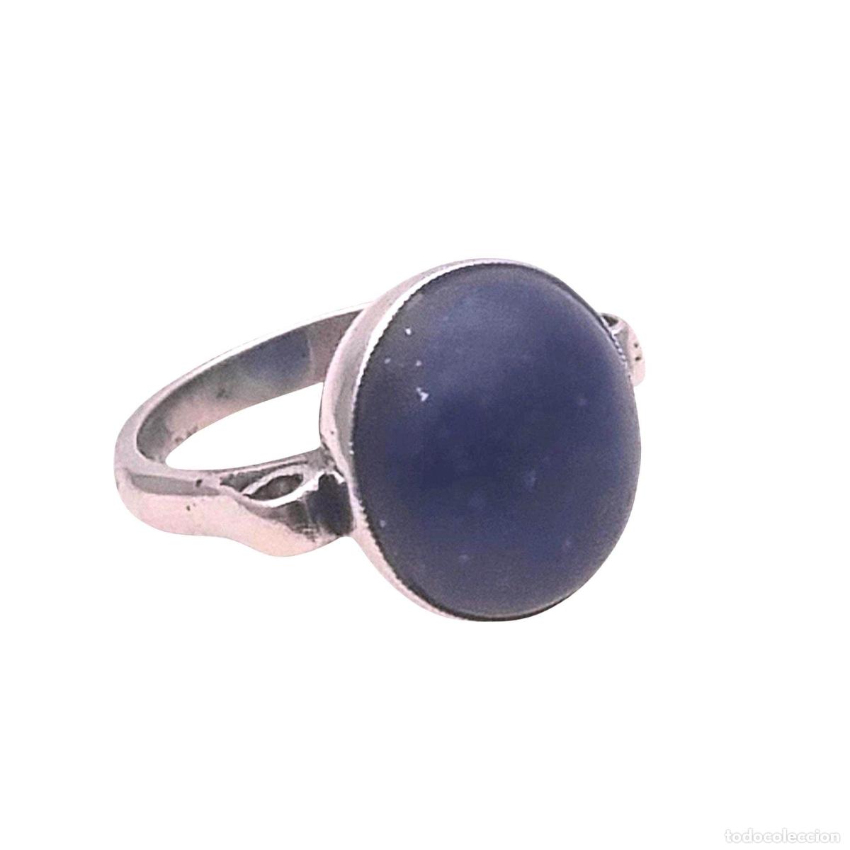 Joyeria: Anillo Vintage Cl&aacute;sico de Plata con Lapisl&aacute;zuli Oval y Laterales de Volutas, A&ntilde;os 80&ndash;90