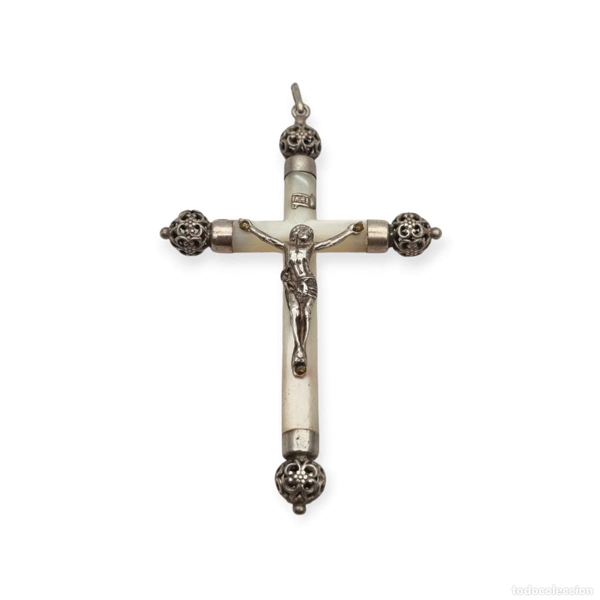 Joyeria: Crucifijo colgante antiguo de plata y n&aacute;car, remates calados de inspiraci&oacute;n neog&oacute;tica, Europa, ca. 1