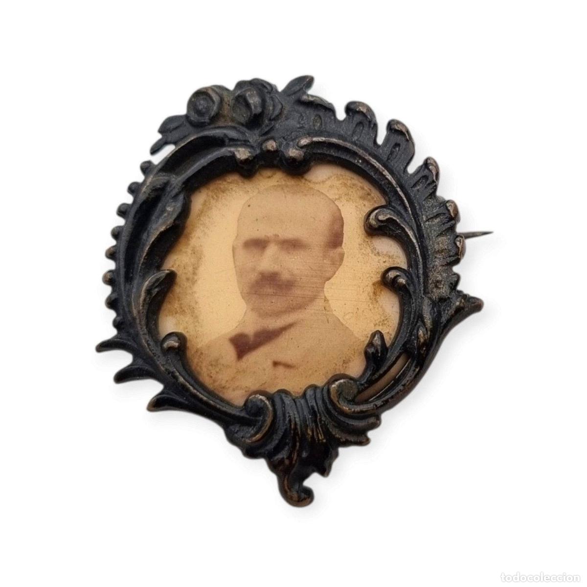 Joyeria: Broche antiguo Art Nouveau de joyer&iacute;a sentimental y de luto con retrato fotogr&aacute;fico, Europa, ca. 190