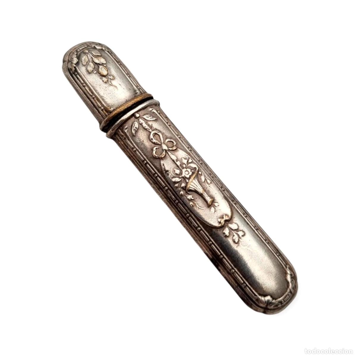 Joyeria: Portaagujas antiguo de metal, decoraci&oacute;n floral de revival Luis XVI, ca. 1900&ndash;1930