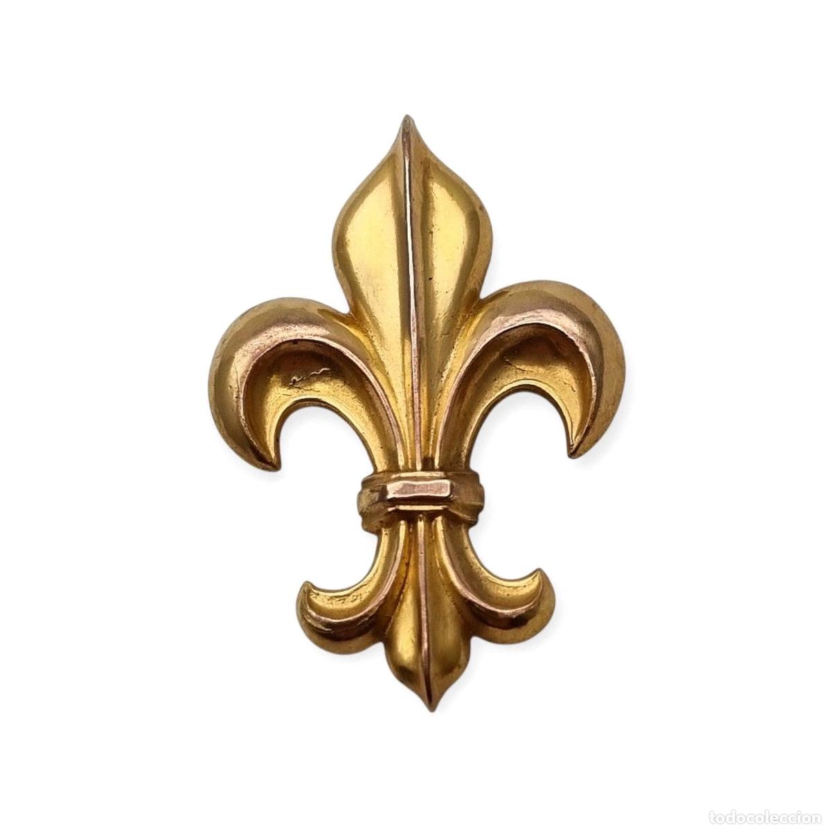 Joyeria: Broche vintage franc&eacute;s de metal dorado con flor de lis her&aacute;ldica, ca. 1930&ndash;1940