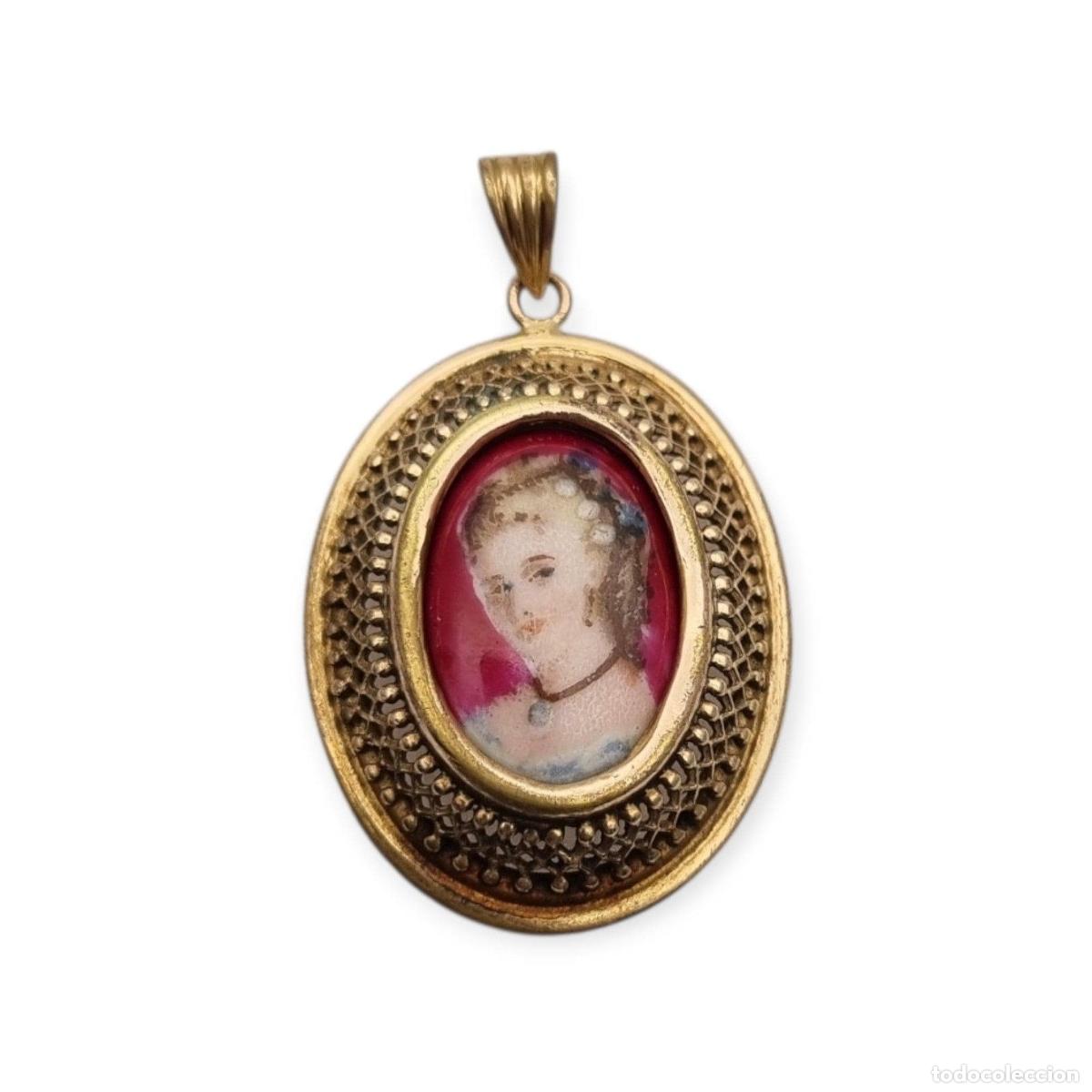Joyeria: Colgante calado dorado vintage con porcelana Limoges con retrato femenino Francia, ca. 1950&ndash;1960