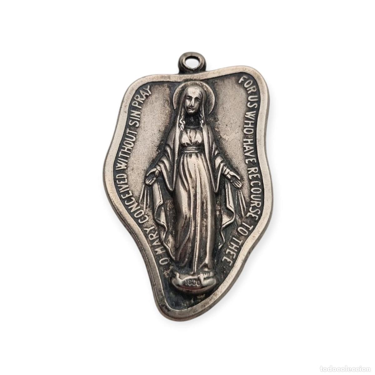 Joyeria: Medalla religiosa vintage Virgen Milagrosa de metal plateado, Italia, ca. 1960&ndash;1970