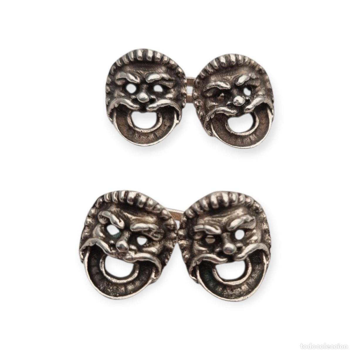 Joyeria: Gemelos antiguos de plat con m&aacute;scaras grotescas en relieve, Europa, ca. 1900&ndash;1930