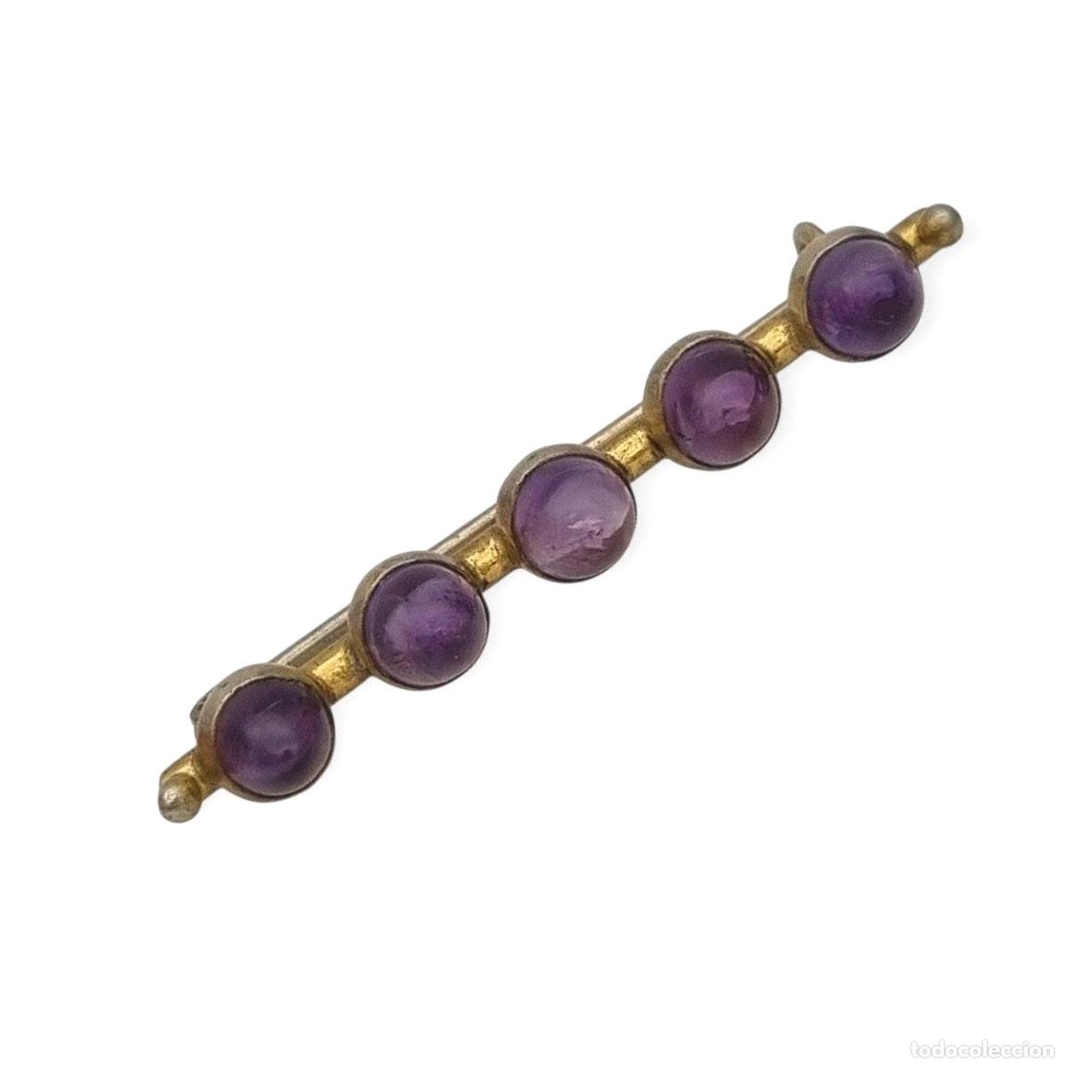 Joyeria: Broche de barra europeo de estilo victoriano tard&iacute;o y eduardiano, metal dorado y cabujones violetas,