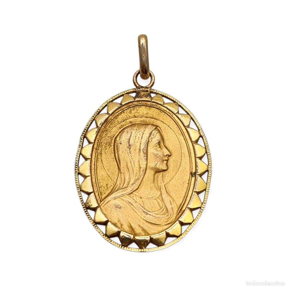 Joyeria: Medalla religiosa vintage de la Virgen Mar&iacute;a en metal dorado con orla calada, Espa&ntilde;a, ca. 1940&ndash;1960