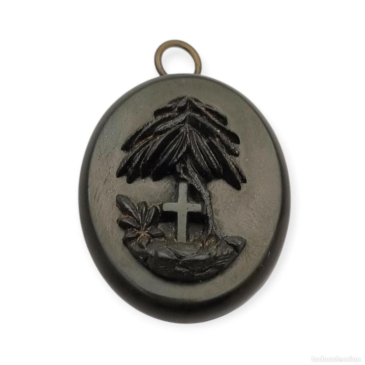 Joyeria: Guardapelo victoriano de luto en vulcanita con cruz y sauce llor&oacute;n, joyer&iacute;a sentimental, ca. 1890&ndash;19