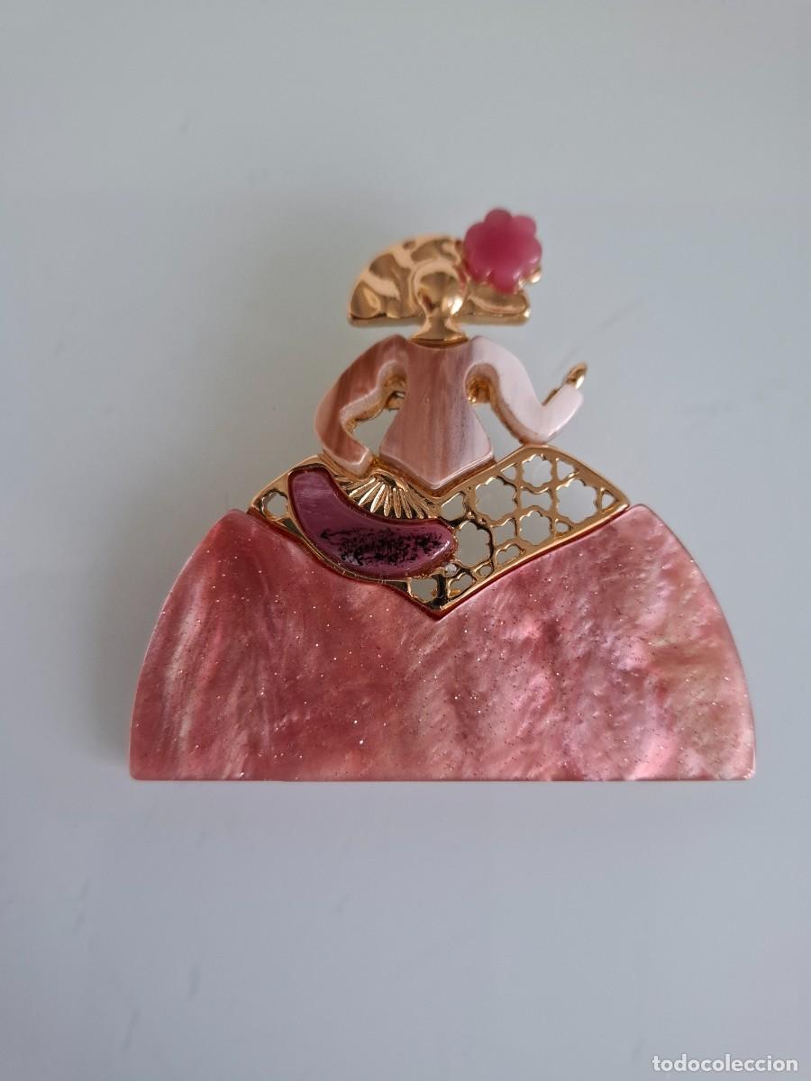 Joyeria: BROCHE DE METAL DORADO Y RESINA DE COLOR ROSA - FIGURA DE UNA DAMA, CON FLOR Y ABANICO