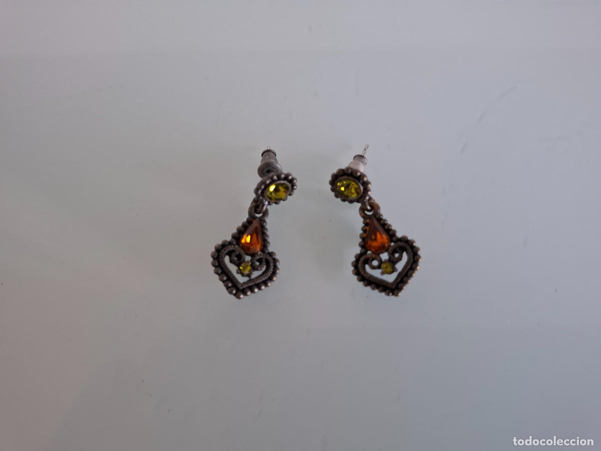 Joyeria: ANTIGUOS PENDIENTES DE METAL - CON DOS PIEDRITAS DE COLOR &Aacute;MBAR Y VERDE