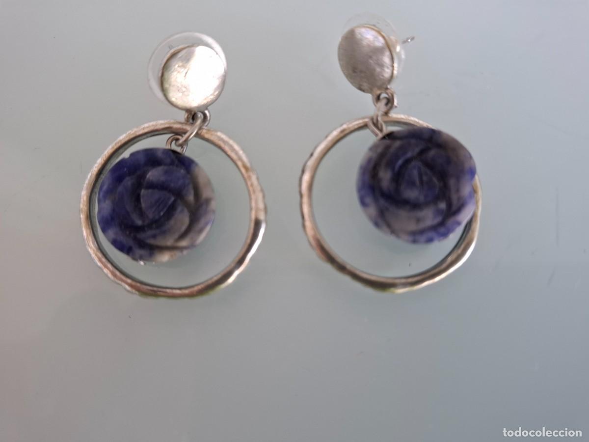 Joyeria: PENDIENTES DE ARO PLATEADOS - CON UNA FLOR DE PIEDRA DE COLOR AZUL - CIERRE MET&Aacute;LICO