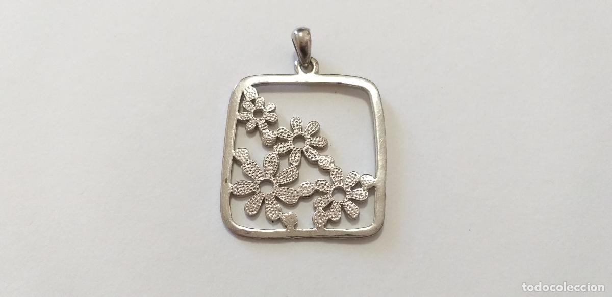 Joyeria: Colgante de metal. Conjunto de flores. Plateado