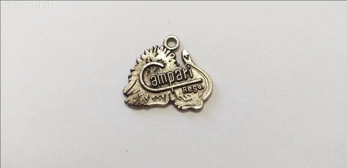 Joyeria: Colgante con publicidad de la bebida Campari regal. Metal plateado