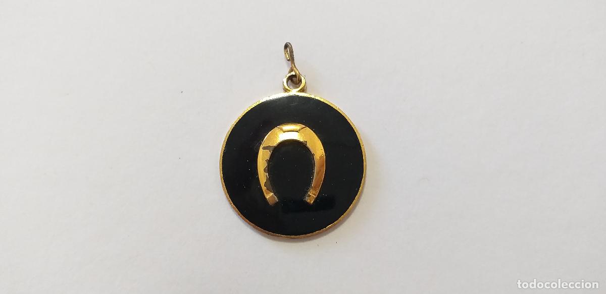 Joyeria: Antiguo colgante de metal negro y dorado. Herradura de la buena suerte. 3 cm de di&aacute;metro
