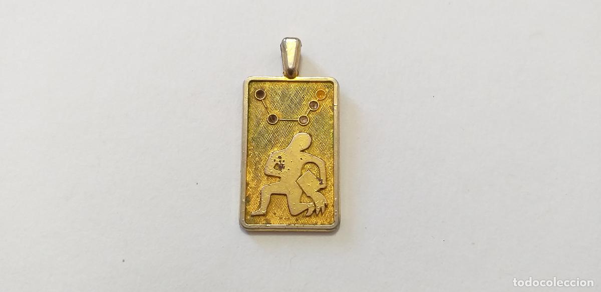 Joyeria: Colgante del signo zodiaco Acuario. Del 22 de enero al 18 de febrero. Metal dorado