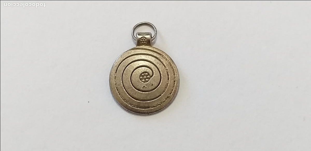 Joyeria: Colgante de metal. Redondo. Desde una peque&ntilde;a flor sale un espiral.