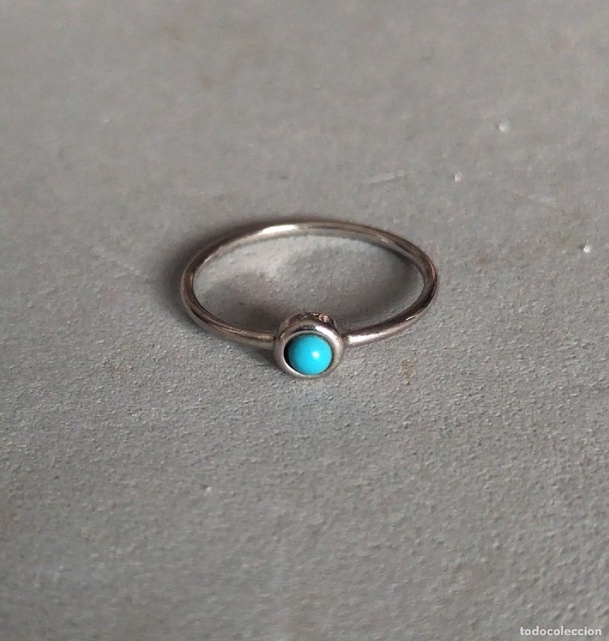 Joyeria: Anillo de plata de ley con peque&ntilde;a piedra azul.