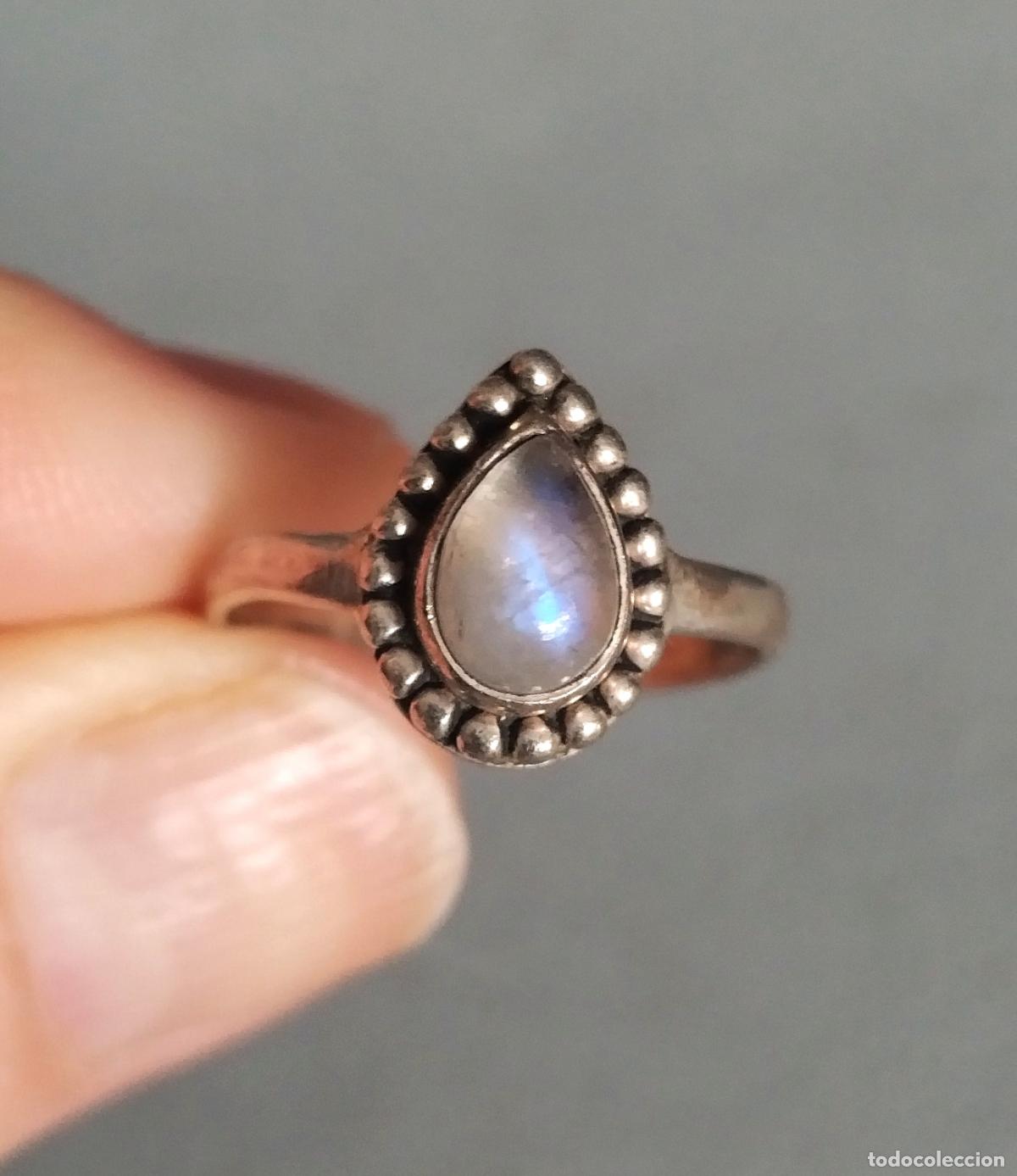 Joyeria: Anillo de plata de ley con piedra luna, u &oacute;palo.