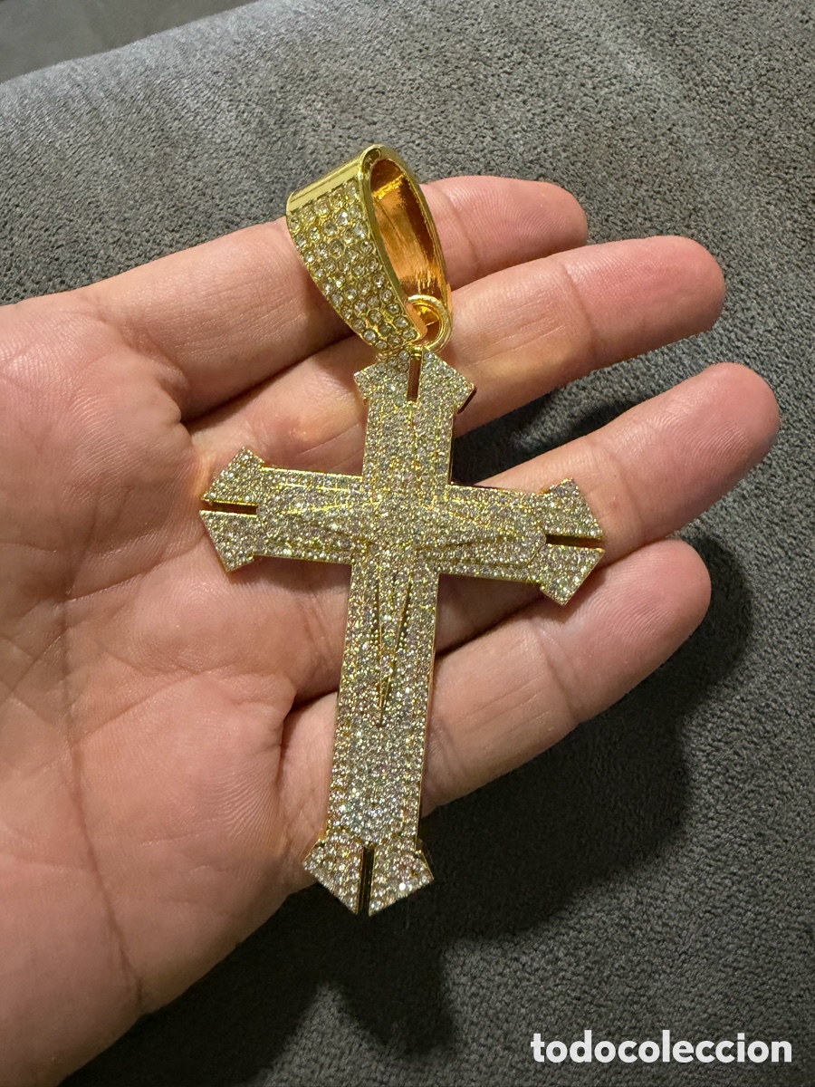 Joyeria: Bonita cruz dorada con piedras, NO ES ORO