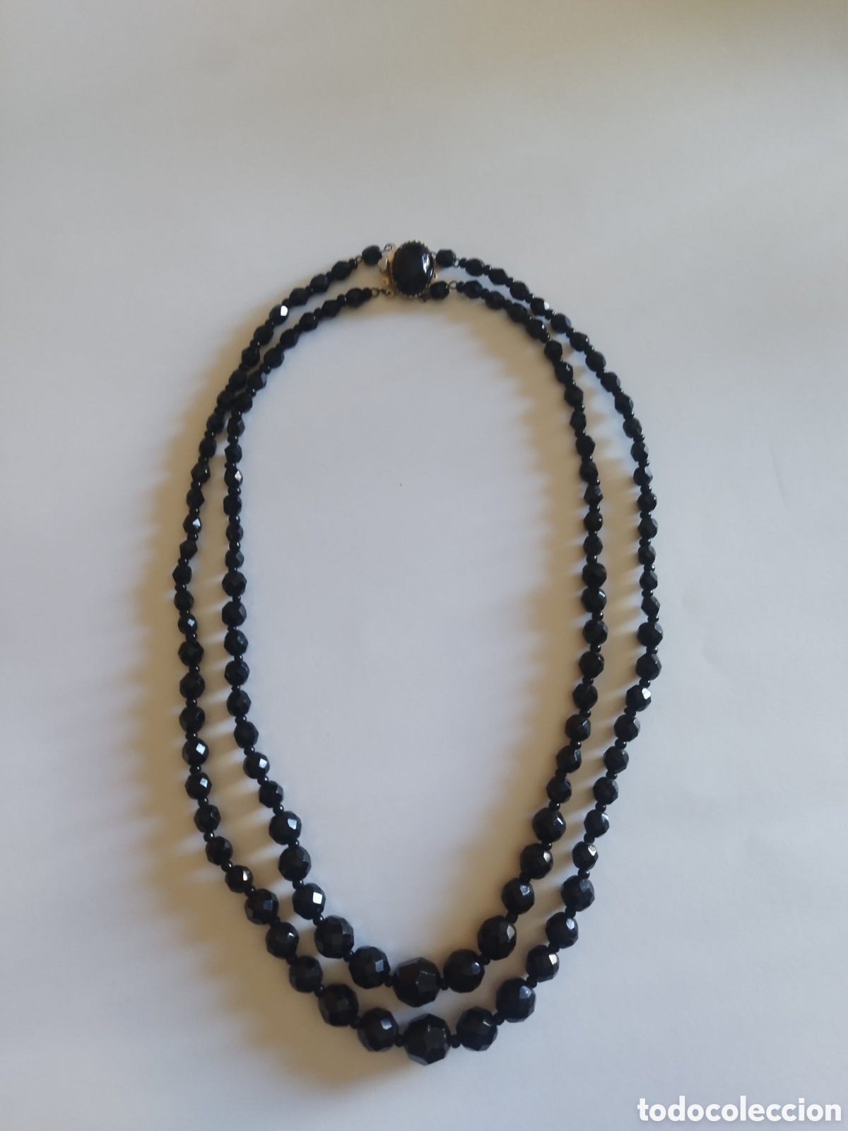 Joyeria: ANTIGUO COLLAR DOBLE DE ONIX. FACETEADO. BROCHE DE PLATA DORADA CON PIEDRA OVAL DE ONIX. A&Ntilde;OS 50.