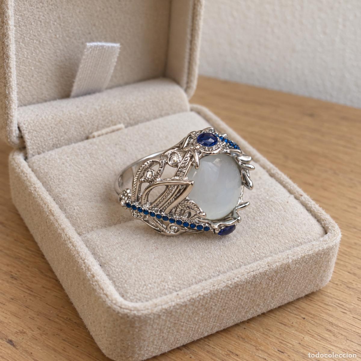 Joyeria: Anillo fantas&iacute;a plateado vintage con piedra blanca y detalles azules