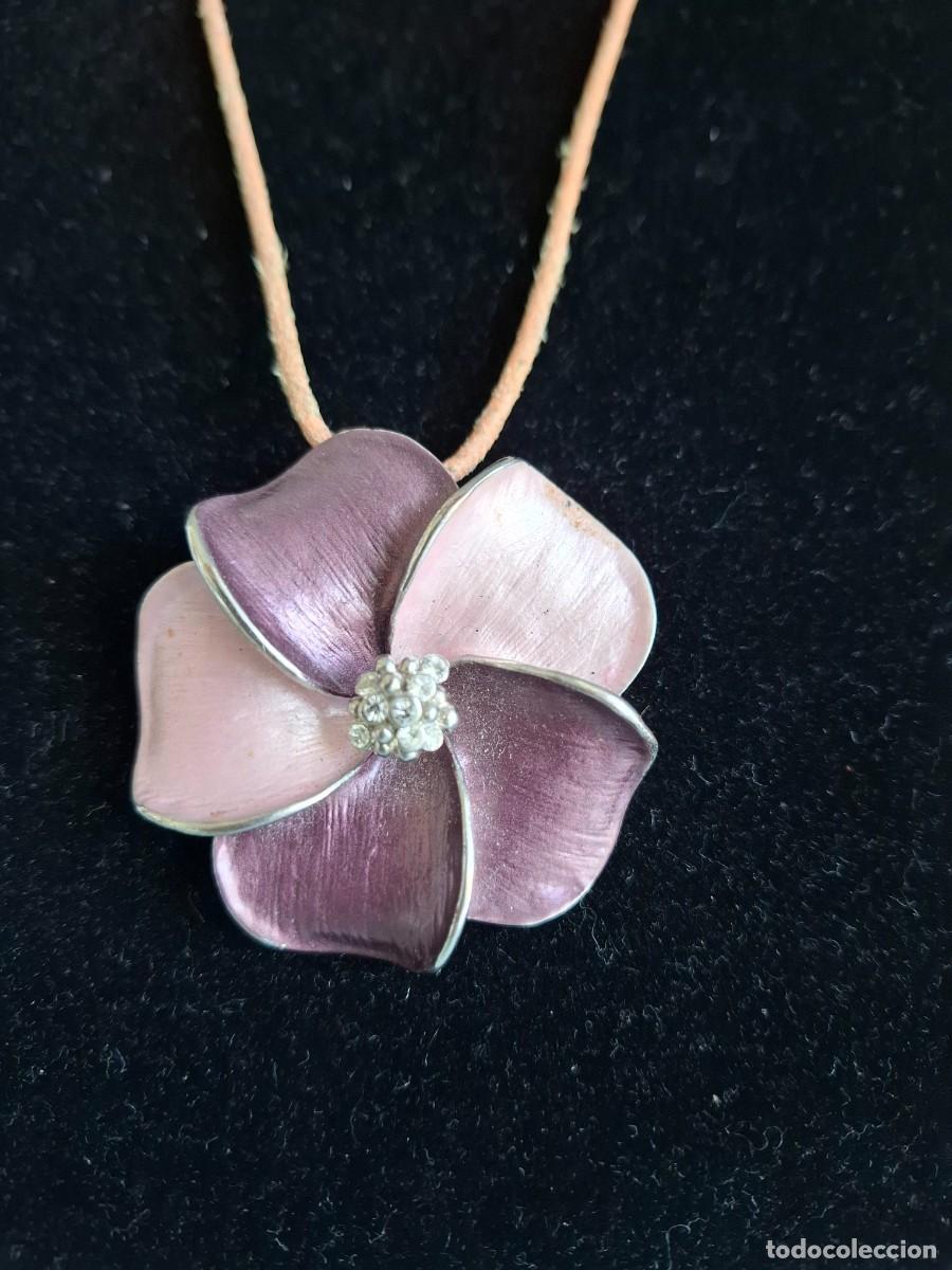 Joyeria: COLGANTE DE METAL CON FORMA DE FLOR DE COLOR MORADO Y ROSA - CON CENTRO DE PERLITAS