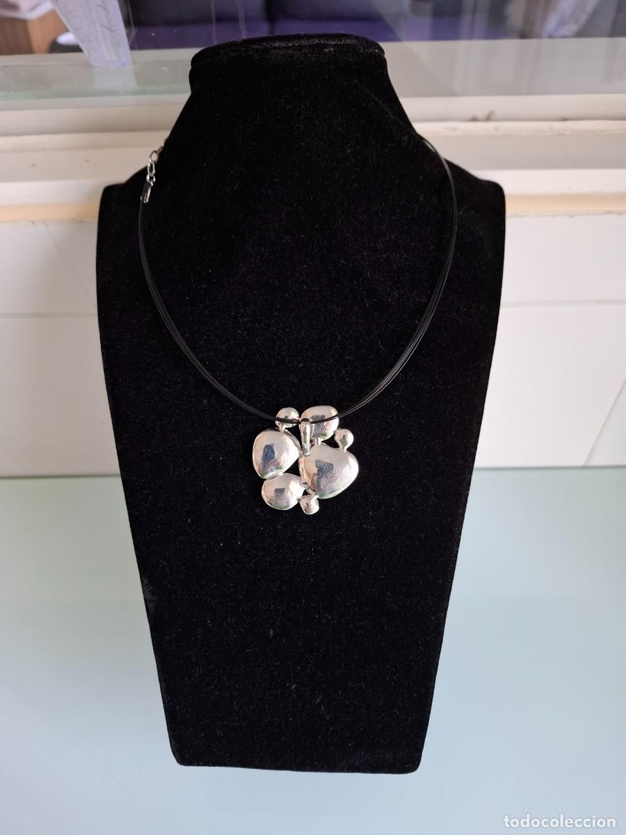 Joyeria: COLGANTE DE METAL PLATEADO - CON HILOS DE PL&Aacute;STICO NEGRO - CIERRE Y CADENA MET&Aacute;LICOS