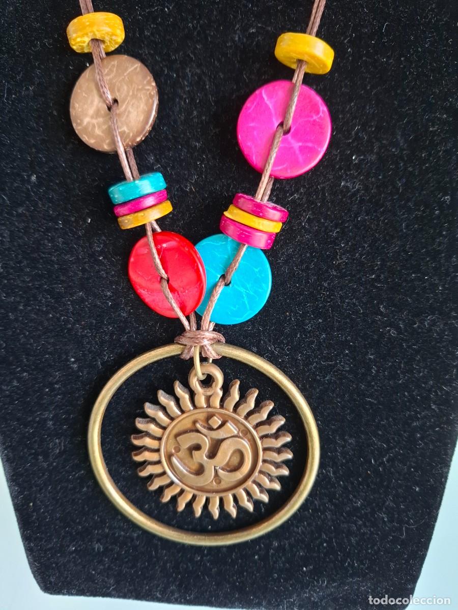 Joyeria: COLGANTE DE METAL DORADO CON ABALORIOS DE MADERA PINTADOS DE VARIOS COLORES - CORD&Oacute;N AJUSTABLE