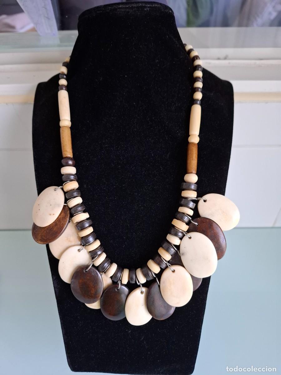 Joyeria: COLLAR CON PIEZAS DE COLOR MARR&Oacute;N Y MARFIL - CON ABALORIOS ALARGADOS Y REDONDOS DEL MISMO COLOR