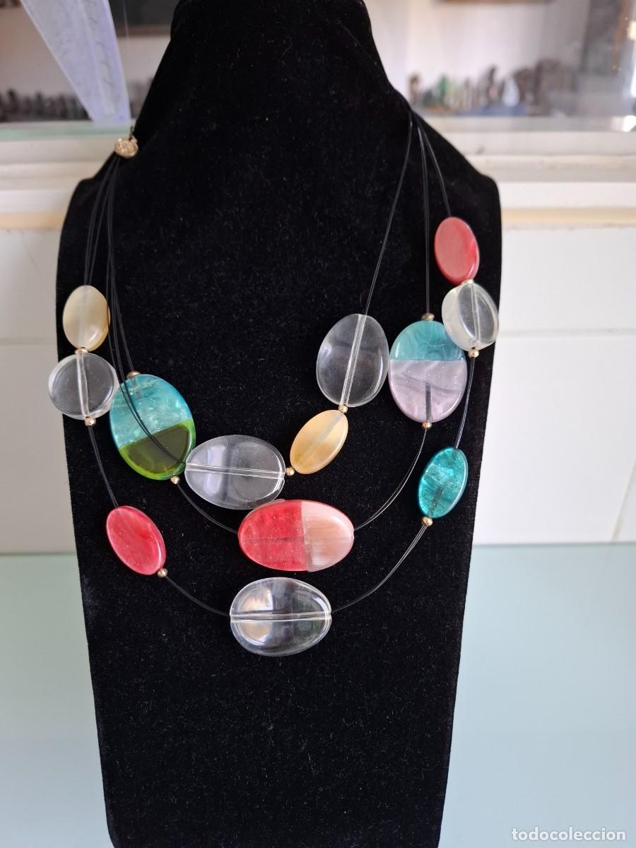 Joyeria: COLLAR CON PIEZAS DE RESINA OVALADAS DE VARIOS COLORES - HILO DE PITA NEGRA CON TRES VUELTAS