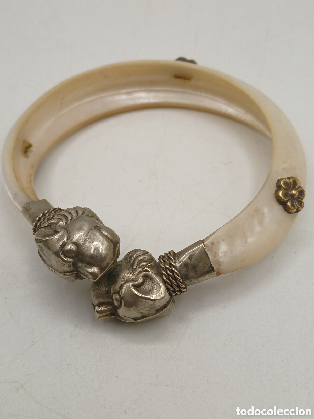 Joyeria: Pulsera brazalete fija n&aacute;car tallado y lat&oacute;n plateado