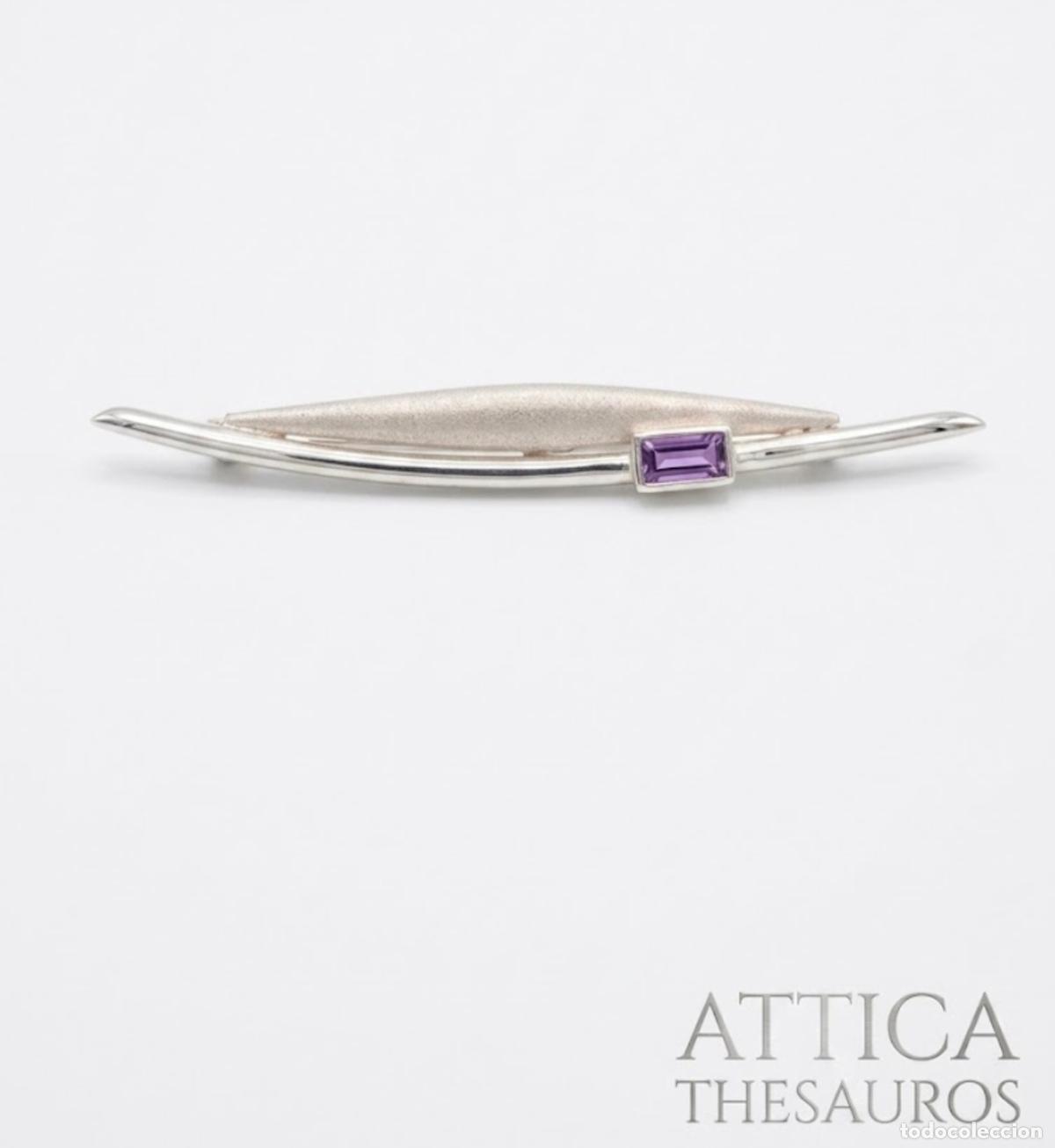 Joyeria: Estiloso broche de dise&ntilde;o exclusivo en plata de ley 925 y amatista talla baguette incrustada.