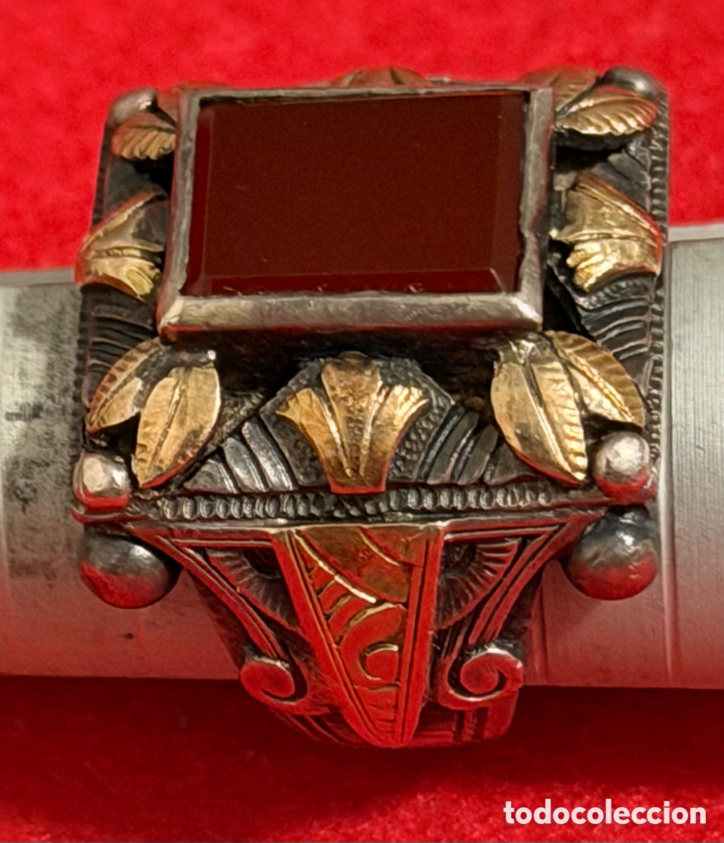 Joyeria: Magn&iacute;fico Anillo en plata de ley con piedra central granate.