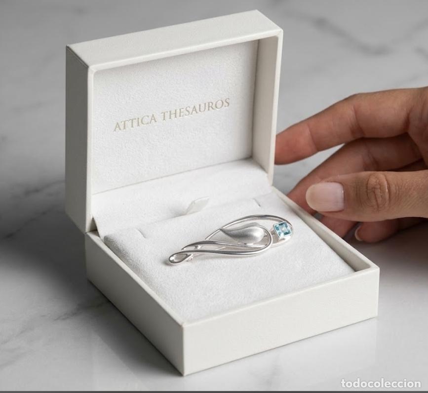 Joyeria: Exquisito broche de l&iacute;neas org&aacute;nicas en plata de ley 925 y topacio creado talla princesa.