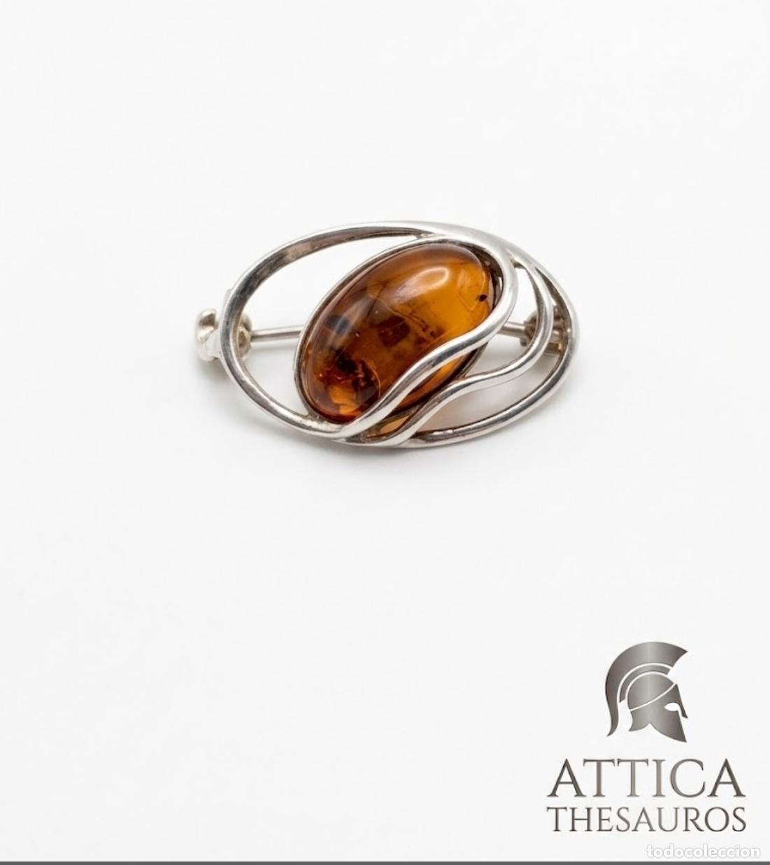 Joyeria: Broche antiguo de dise&ntilde;o modernista en plata de ley 925 con cabuj&oacute;n de &aacute;mbar b&aacute;ltico aut&eacute;ntico.