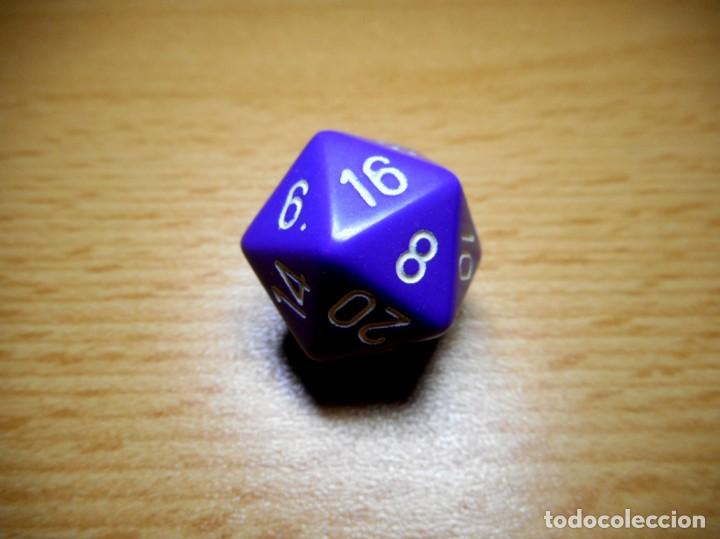 Juegos antiguos: DADO ROL 20 CARAS - VIOLETA CON N&Uacute;MEROS BLANCOS - Foto 1