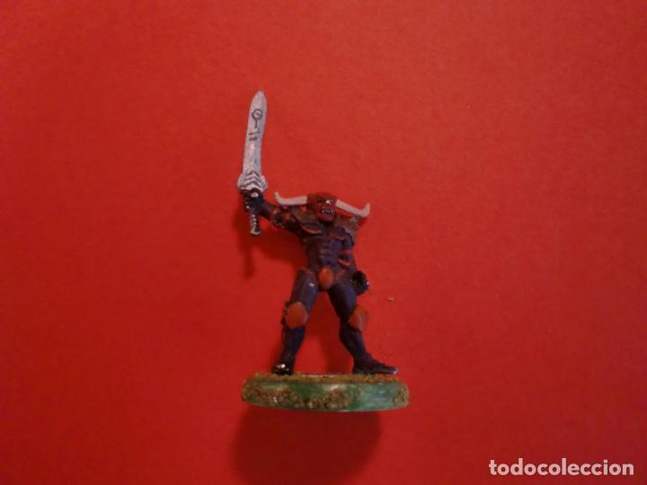 Juegos antiguos: GUERRERO CASCO CALAVERA CON ESPADA PLOMO - Foto 1