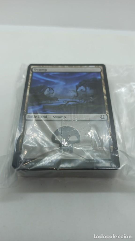 Juegos antiguos: Lote cartas Magic con fundas negro rojo - Foto 2